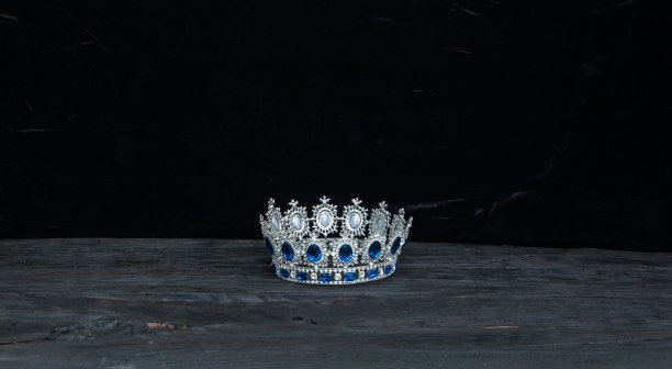 黑色木质背景上的银色皇冠图片下载