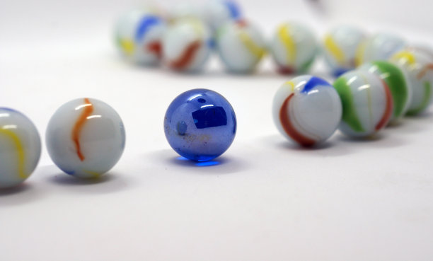 一个黑色大理石排在白色大理石下面图片下载