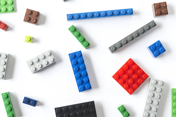白色背景上的乐高立方体。图片下载