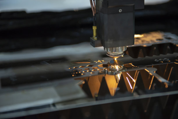 数控光纤激光切割机切割不锈钢管或管与火花的光。图片下载