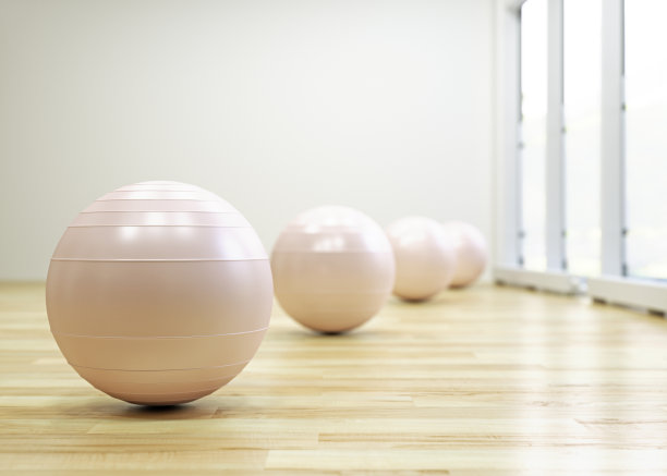 在体育馆练习球图片下载