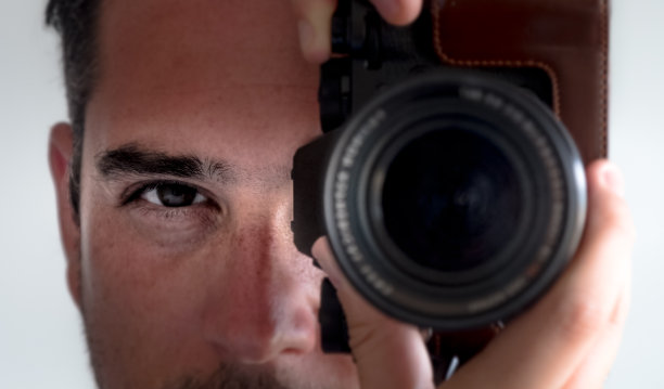 摄影师目光接触相机取景器图片下载