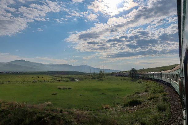 火车穿越蒙古的大草原图片下载