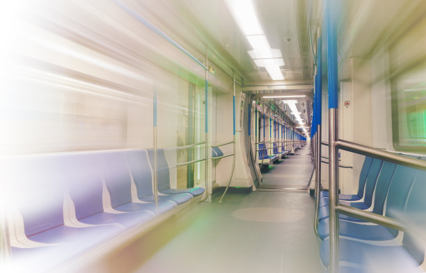 火车车厢的颜色用简单的透视线模糊了地铁内部。图片下载