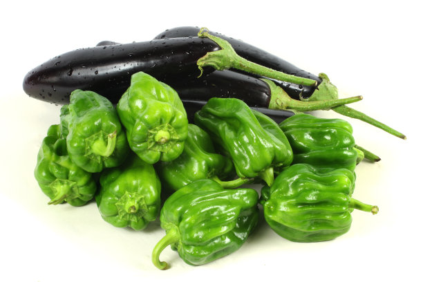 白底茄子和胡椒图片下载