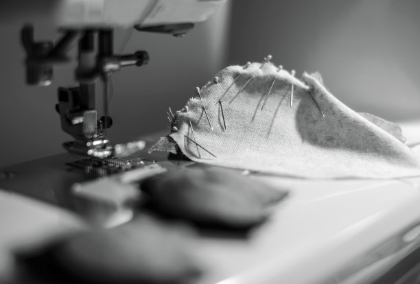 缝纫机上的布料图片下载