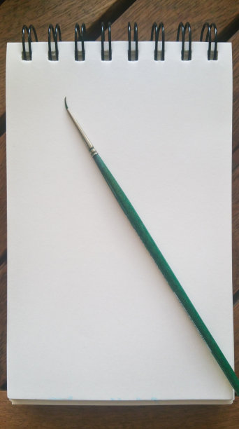 带笔刷的空笔记本图片下载