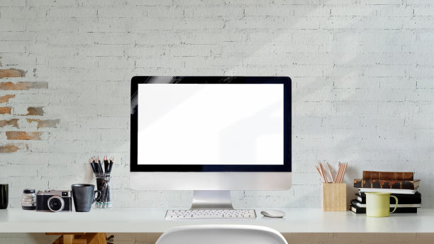 阁楼创意摄影师的工作空间与空白屏幕桌面电脑在白色的木桌。图片下载
