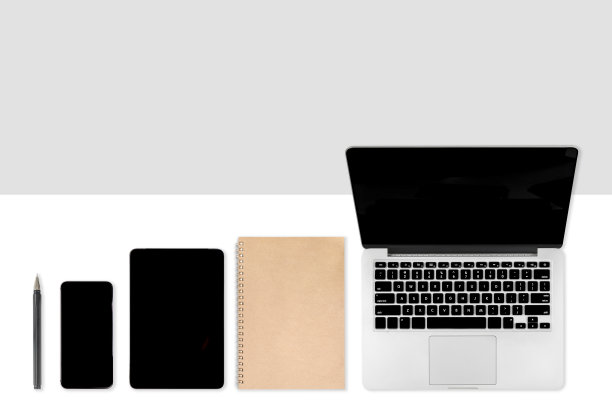 平放办公桌子与笔记本电脑，数字平板电脑，手机和配件的照片。以现代双调(白色和灰色)为背景。桌面办公室模型概念。图片下载