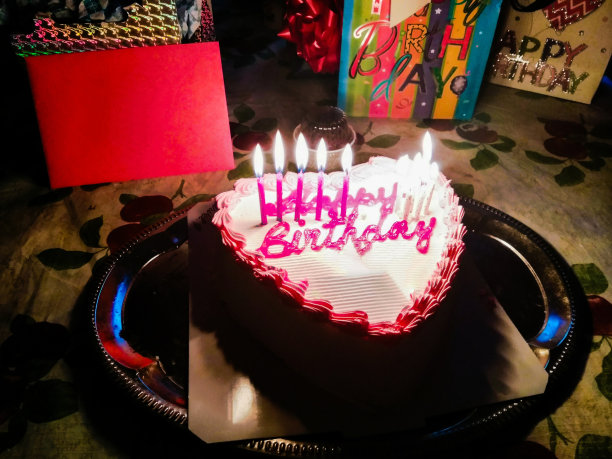 用蜡烛点燃生日蛋糕庆祝生日图片下载