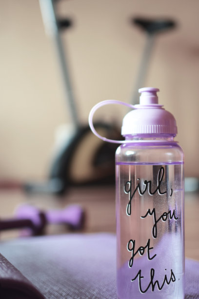 粉色水壶和紫色瑜伽垫图片下载