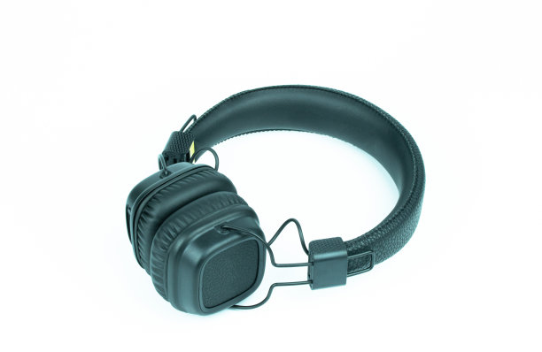 黑色经典耳机上的白色背景图片下载