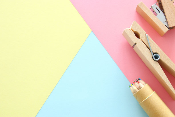 学校或办公用品，返回学校的背景蜡笔模板图片下载