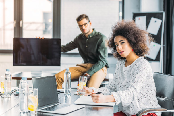 多文化商人和女商人在办公室里看着照相机图片下载