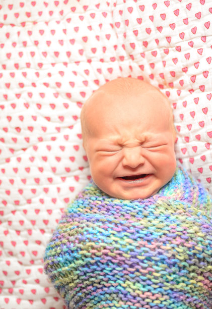 哭的婴儿图片下载