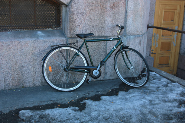 靠墙骑自行车图片下载