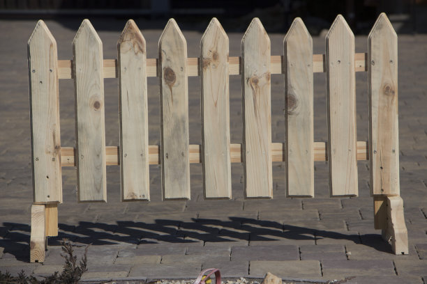 有钉子的小木栅栏的一部分图片下载