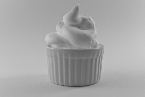 杯中的鲜奶油图片下载