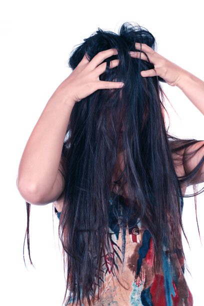 亚洲女人的肖像与凌乱的头发遮住她的脸图片下载