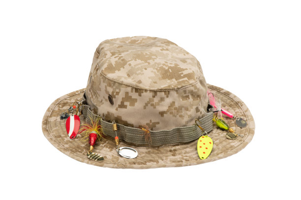 钓鱼帽上有白色的鱼饵图片下载