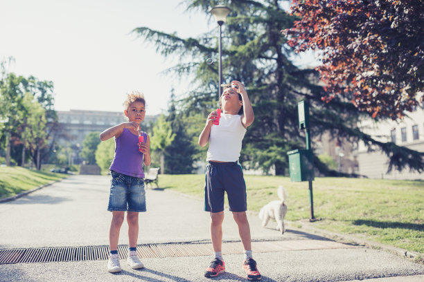 混合种族的兄弟姐妹玩泡泡棒图片下载