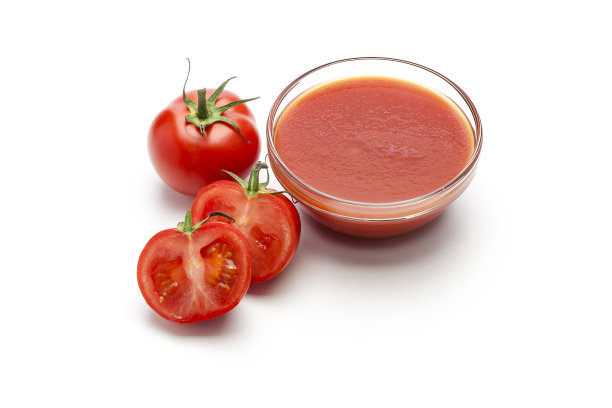 蕃茄酱与新鲜成熟的蕃茄孤立在白色背景图片下载