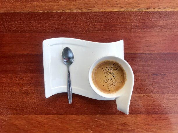 俯视图浓缩咖啡和勺子放在木桌上图片下载
