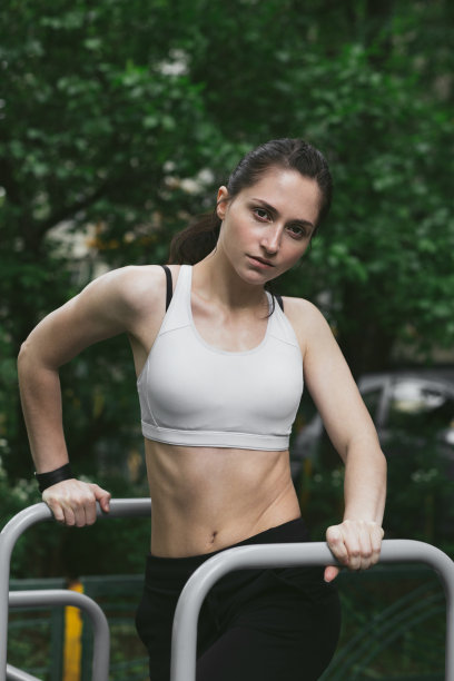 户外运动的女人。运动时尚女孩在公园里锻炼图片下载