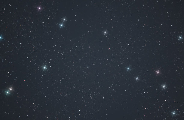 通过望远镜拍摄的星空的真实照片。在我们宇宙的无限空间中明亮多彩的星星图片下载