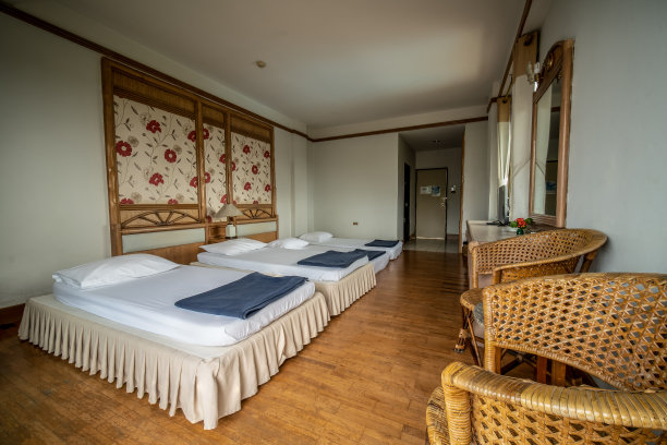 泰国罗永区Samed岛Samed Cabana六间酒店卧室，两张双人床和两张双人床供六人使用图片下载