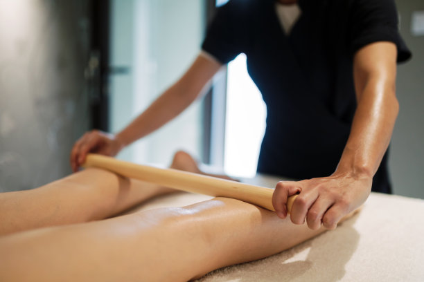 按摩师使用木制工具对病人进行按摩图片下载