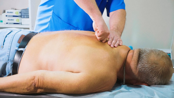 物理治疗师为老年病人执行治疗程序图片下载