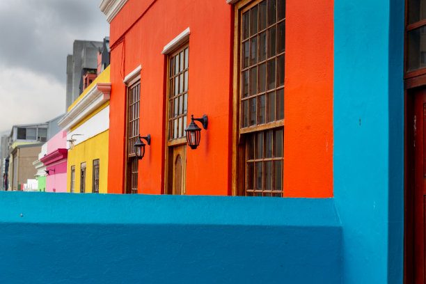 南非开普敦历史悠久的博卡普或马来区色彩鲜艳的建筑图片下载