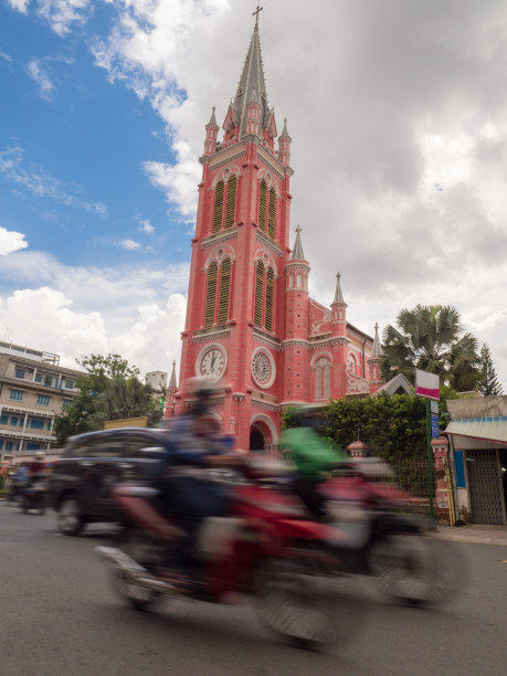 在越南胡志明市的街道上骑摩托车图片下载
