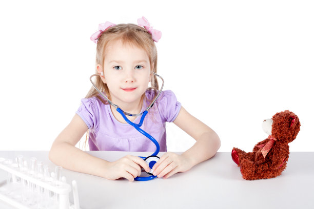 一个小女孩正在扮演——她在扮演一个医生的角色图片下载