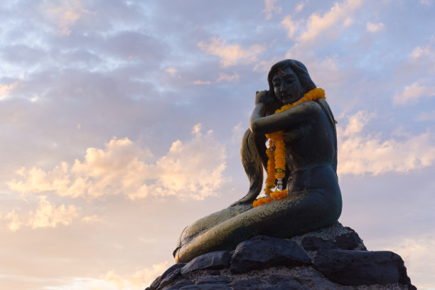 宋卡金色美人鱼雕像图片下载