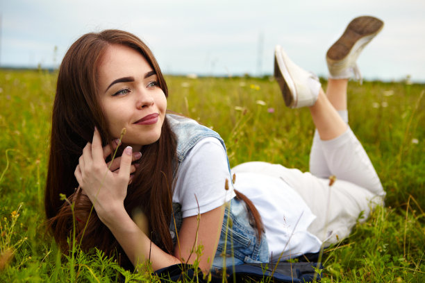 草地上的美丽女孩图片下载