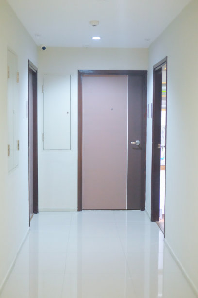 现代设计的酒店走廊内部设有门和灯。图片下载