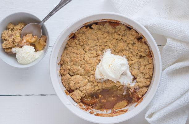 苹果碎甜点和香草冰淇淋在白色背景-俯视图照片图片下载