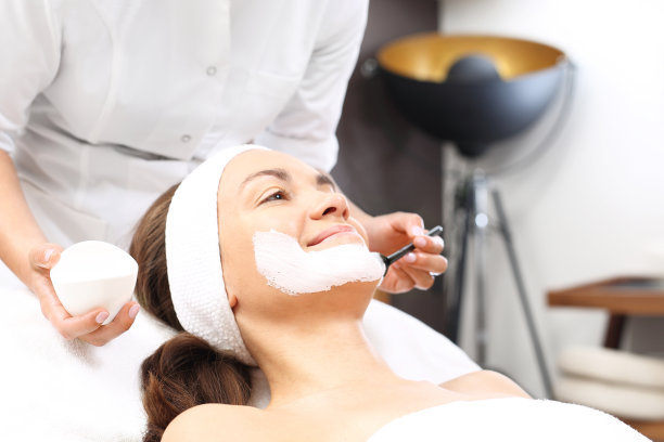 皮肤护理，美容师敷面膜。图片下载