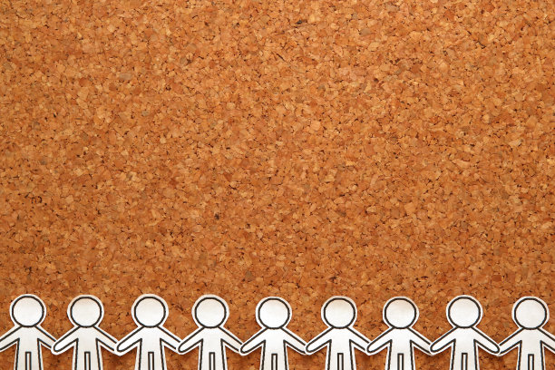 团队成员手拉手，公告板上的团队合作和社交网络概念图片下载