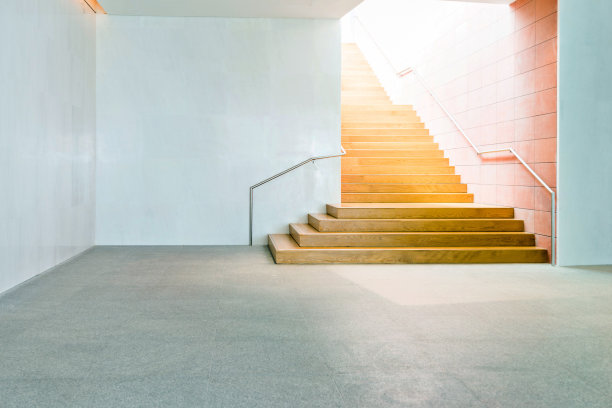 公共建筑的木制楼梯图片下载