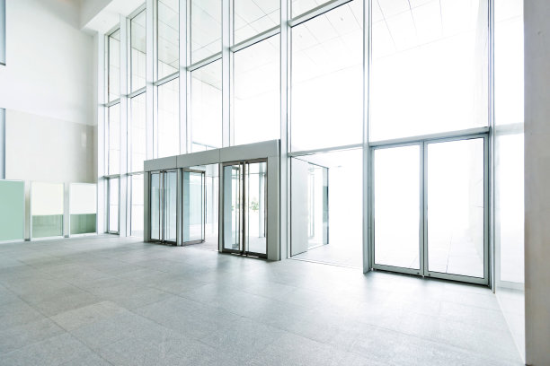 现代办公大楼明亮的大堂图片下载