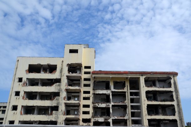 中国上海的一栋倒塌的建筑图片下载