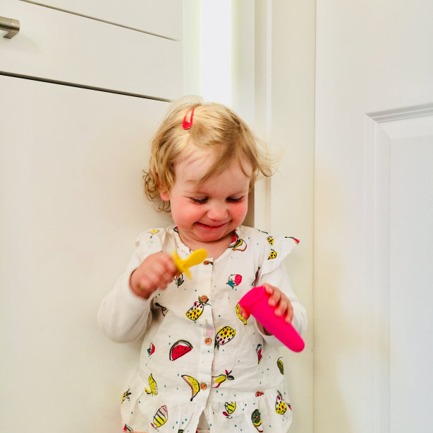 在家门口拿着玩具的天真女孩图片下载