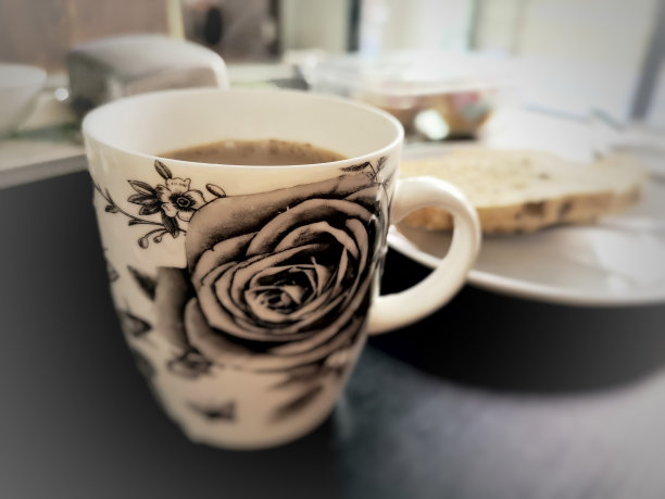 茶配烤面包和黄油图片下载