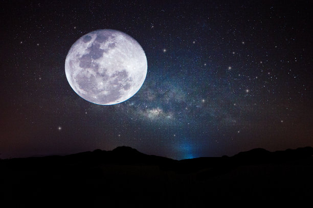 满月或超级月亮/月亮是太阳系中第五大自然卫星，也是行星卫星中相对于其轨道的大小最大的图片下载