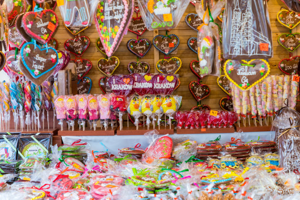 波兰克拉科夫的一个传统市场上的不同形状的纪念姜饼。图片下载