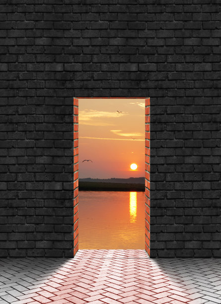 门口的砖墙后面是一个美丽的日出湖。向自然和美丽的出口图片下载