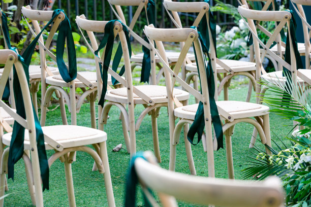 没有人的户外婚礼现场，绿色的植物和摆放整齐的椅子图片下载